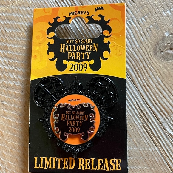 Limited edition Disney Halloween pin NEW with packaging. Dated 2009. - Picture 1 of 4